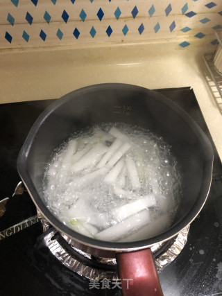 腊肉鸡汤冬瓜条的做法步骤：1