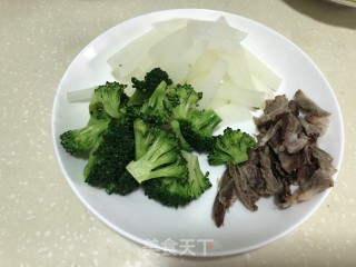 腊肉鸡汤冬瓜条的做法步骤：2