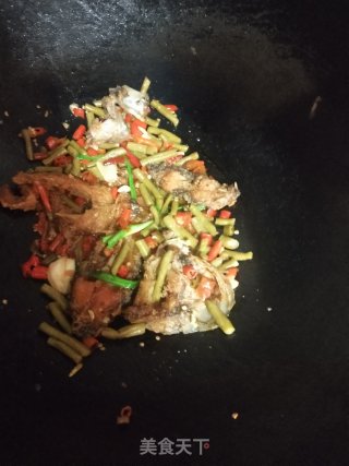 酸豆角炒煎鱼的做法步骤：2