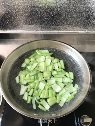 香菇油菜的做法步骤：1