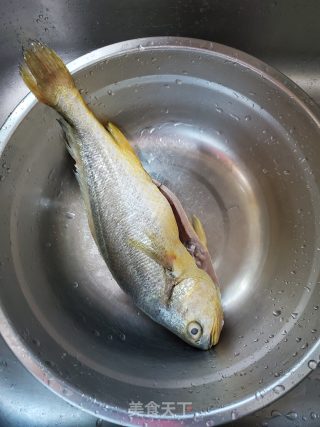 蒸黄花鱼的做法步骤：1