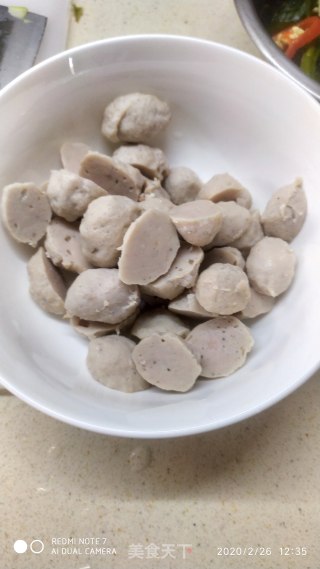 猪肉丸子炒芦笋的做法步骤：1
