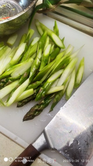 猪肉丸子炒芦笋的做法步骤：2