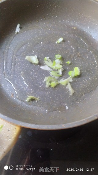 猪肉丸子炒芦笋的做法步骤：3