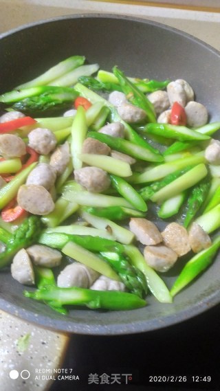 猪肉丸子炒芦笋的做法步骤：5