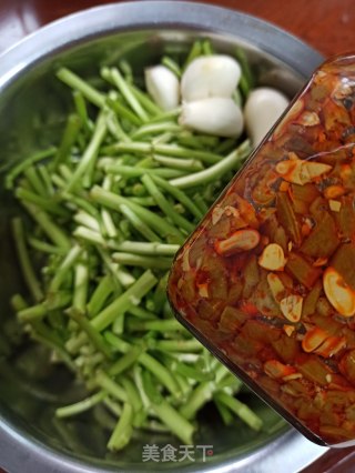 酸豆角辣炒芦蒿的做法步骤：1