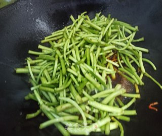 酸豆角辣炒芦蒿的做法步骤：5