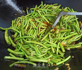 酸豆角辣炒芦蒿的做法步骤：6