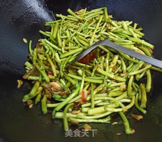 酸豆角辣炒芦蒿的做法步骤：7