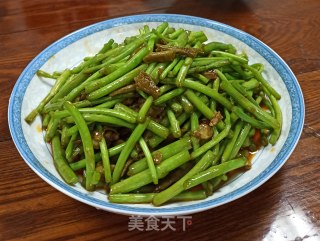 酸豆角辣炒芦蒿的做法步骤：8