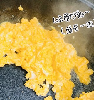 能吃三碗的【老干妈炒饭】，居家必备！！的做法步骤：1