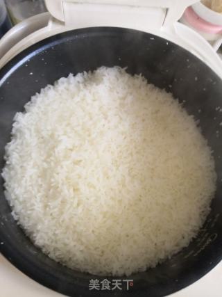 五彩炒饭的做法步骤：1