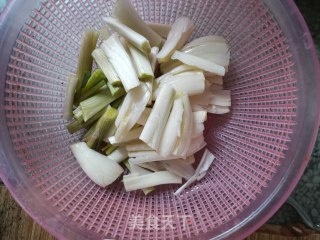 荞头炒腊鸭腿的做法步骤：1