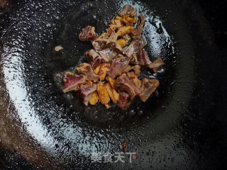 荞头炒腊鸭腿的做法步骤：4