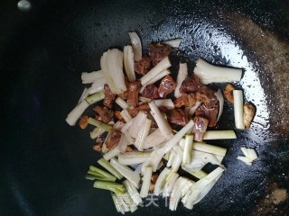 荞头炒腊鸭腿的做法步骤：5