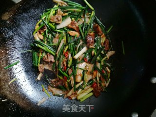 荞头炒腊鸭腿的做法步骤：6