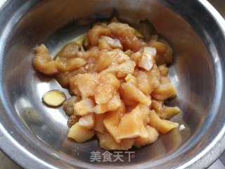 胡萝卜尖椒炒鸡丁的做法步骤：1