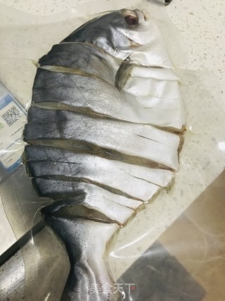 煎鲳鱼的做法步骤：1