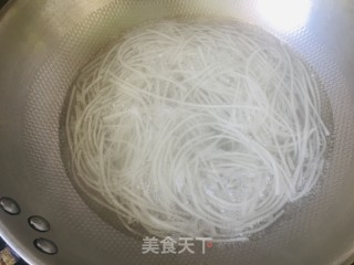 小白菜炒粉条的做法步骤：1