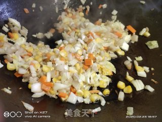 玉米胡萝卜莲藕炒饭的做法步骤：2