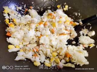 玉米胡萝卜莲藕炒饭的做法步骤：3