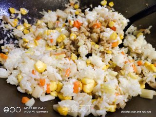 玉米胡萝卜莲藕炒饭的做法步骤：5