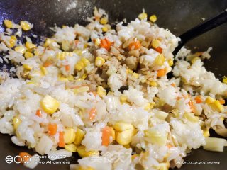 玉米胡萝卜莲藕炒饭的做法步骤：6