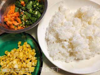 韭菜玉米胡萝卜炒饭的做法步骤：1