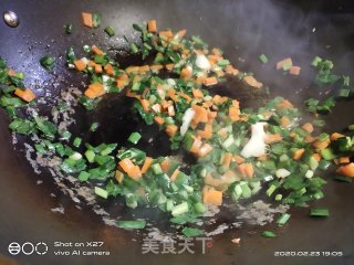 韭菜玉米胡萝卜炒饭的做法步骤：3