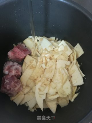 鲜笋猪骨汤的做法步骤：2