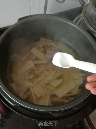 鲜笋猪骨汤的做法步骤：3
