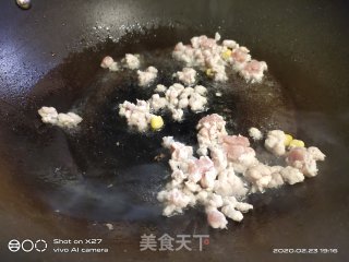 美味的豆芽玉米炒肉末的做法步骤：2