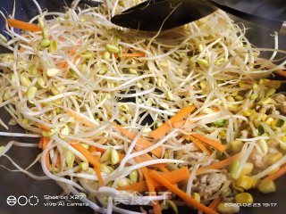 美味的豆芽玉米炒肉末的做法步骤：4