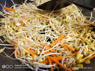 美味的豆芽玉米炒肉末的做法步骤：5