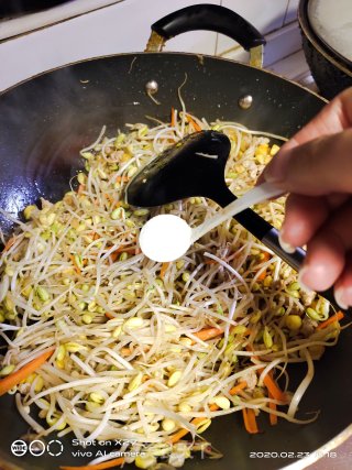 美味的豆芽玉米炒肉末的做法步骤：6