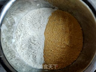 玉米面蒸卷的做法步骤：1