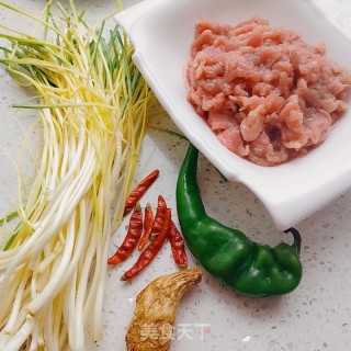 荞子炒牛肉的做法步骤：1