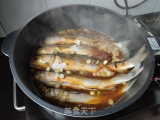 酱焖梭鱼的做法步骤：5