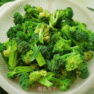 蒸鱼汁西兰花的做法步骤：2