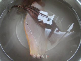蒸鱿鱼干腊鸡腿的做法步骤：2