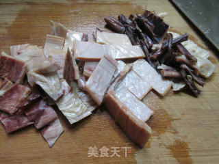 蒸鱿鱼干腊鸡腿的做法步骤：4