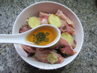 蒸鱿鱼干腊鸡腿的做法步骤：7