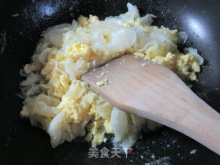 鸡蛋炒银耳的做法步骤：5