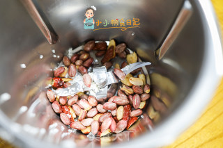 12个月以上辅食花生红枣奶浆的做法步骤：1
