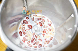 12个月以上辅食花生红枣奶浆的做法步骤：2