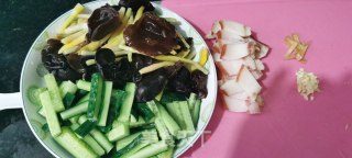黄瓜木耳黄花菜肉条的做法步骤：7