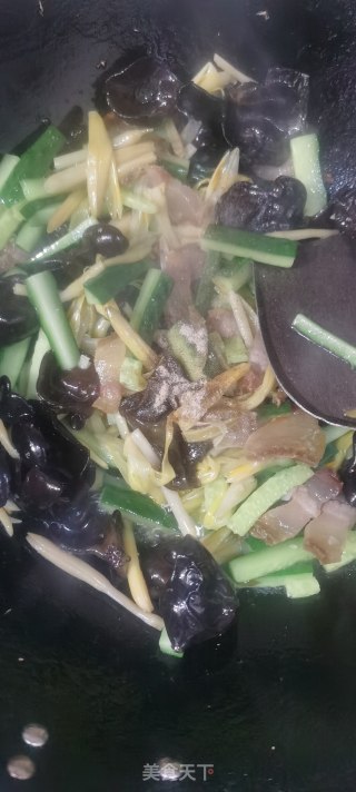黄瓜木耳黄花菜肉条的做法步骤：11