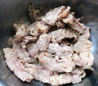 菠菜金针菇肥牛汤的做法步骤：2
