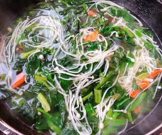 菠菜金针菇肥牛汤的做法步骤：9
