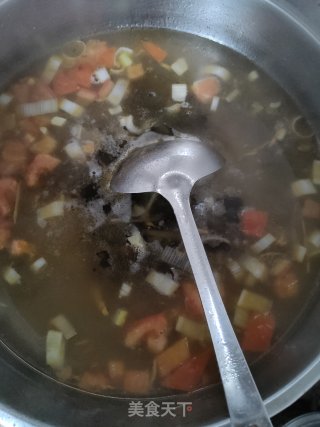 猪肠西红柿鸡蛋汤的做法步骤：1